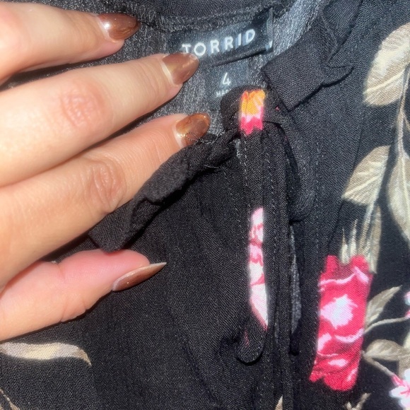 Torrid Black Floral Off Shoulder Smocked Crop Top Flutter Sleeve Lace Up Size 4 - Picture 4 of 4